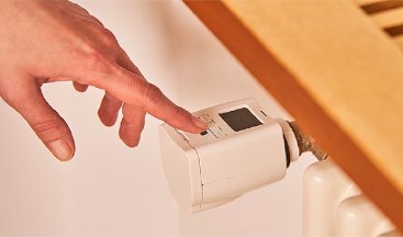 Elektronisches Thermostat mit Hand