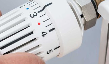 Hand am Heizungsthermostat