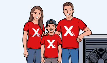 Familie mit einem X auf roten Shirts stehen vor einer Wärmepumpe