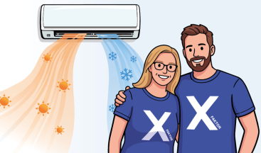 Zwei Personen mit einem X auf blauen Shirts stehen vor einem Klimagerät