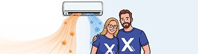 Zwei Personen mit einem X auf blauen Shirts stehen vor einem Klimagerät