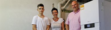 Familie steht in einem Heizungsraum