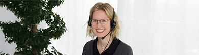 Mitarbeiterin beim Telefonieren
