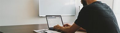 Man schreibt am Laptop